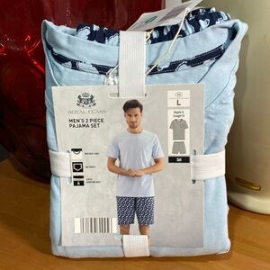Size Large Men’s 2 piece pajama set. Regular and straight fit set